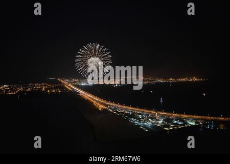 MANAMA, 16 dicembre 2013 (Xinhua) -- i fuochi d'artificio sono visti durante una celebrazione che segna il 42° anniversario della giornata nazionale del Bahrein nella capitale Manama, 16 dicembre 2013. (Agenzia di notizie Xinhua/Bahraini) BAHRAIN-MANAMA-NATIONAL DAY PUBLICATIONxNOTxINxCHN Manama DEC 16 2013 XINHUA Fireworks are Lakes during a Celebration marking the 42nd Anniversary of Bahrain S National Day in the Capital City of Manama DEC 16 2013 XINHUA Bahraini News Agency Bahrain Manama National Day PUBLICATIONxNOTxINxCHN Foto Stock