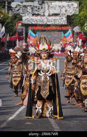 Danza Tobe dal sud di papua al BEN Carnival. Questa danza è stata usata per incoraggiare i soldati che andavano in guerra e ora è usata per accogliere gli ospiti Foto Stock