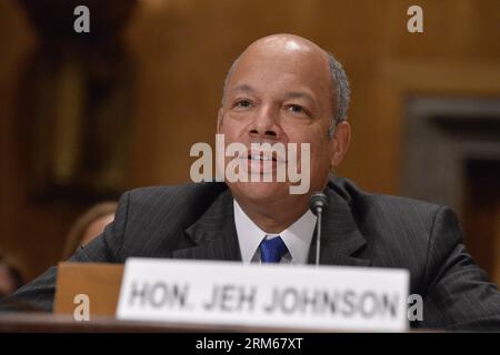 WASHINGTON D.C., 16 dicembre 2013 (Xinhua) -- in questa foto, Jeh Johnson testimonia durante la sua udienza per la nomina come segretario della sicurezza nazionale davanti alla commissione per la sicurezza interna del Senato e gli affari governativi sulla Capitol Hill a Washington 13 novembre 2013. Il Senato degli Stati Uniti ha votato il 16 dicembre 2013 per confermare Jeh Johnson, ex avvocato del Pentagono, come segretario della sicurezza nazionale. (Xinhua/Zhang Jun) US-WASHINGTON-HOMELAND SECURITY-JEH JOHNSON PUBLICATIONxNOTxINxCHN Washington D C DEC 16 2013 XINHUA in questo file Photo Jeh Johnson testimonia durante la sua udienza di nomina Foto Stock