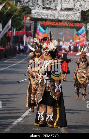 Danza Tobe dal sud di papua al BEN Carnival. Questa danza è stata usata per incoraggiare i soldati che andavano in guerra e ora è usata per accogliere gli ospiti Foto Stock