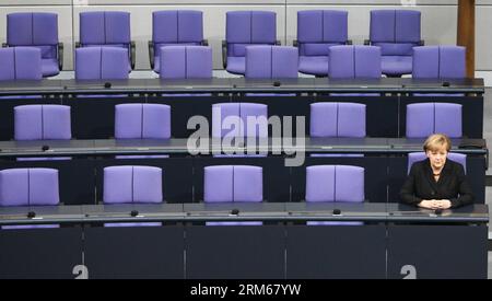 (131217) -- BERLINO, 17 dicembre 2013 (Xinhua) -- la cancelliera tedesca Angela Merkel siede sul banco del governo dopo la sua cerimonia di giuramento al Bundestag, la camera bassa del parlamento tedesco, a Berlino, in Germania, il 17 dicembre 2013. Angela Merkel è stata rieletta in un voto nella camera bassa del parlamento martedì per un terzo mandato, e il suo governo di coalizione giurerà di governare la più grande economia europea per i prossimi quattro anni. (Xinhua/Zhang fan) (srb) GERMANIA-BERLINO-MERKEL-RIELEZIONE PUBLICATIONxNOTxINxCHN Berlino DEC 17 2013 XINHUA la cancelliera tedesca Angela Merkel siede NEL Governme Foto Stock