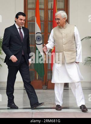 (131217) -- NUOVA DELHI, 17 dicembre 2013 (Xinhua) -- il ministro indiano degli affari esteri Salman Khurshid (R) dà il benvenuto al suo omologo macedone Nikola Poposki a nuova Delhi, India, 17 dicembre 2013. (Xinhua/Partha Sarkar) INDIA-NUOVA DELHI-MACEDONIA-VISITA PUBLICATIONxNOTxINxCHN nuova Delhi DEC 17 2013 XINHUA Indian External Affairs Minister Salman Khurshid r accoglie con favore la sua parte macedone Nikola Poposki a nuova Delhi India DEC 17 2013 XINHUA Partha Sarkar India nuova Delhi Macedonia visita PUBLICATIONTxINxCHN Foto Stock