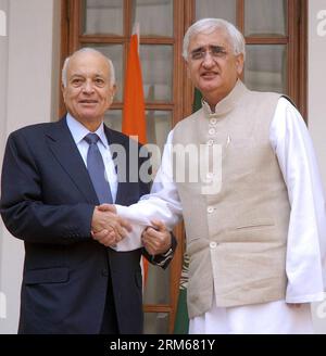(131217) -- NUOVA DELHI, 17 dicembre 2013 (Xinhua) -- il segretario generale della Lega araba Nabil Elaraby (L) stringe la mano al ministro indiano degli affari esteri Salman Khurshid prima della loro riunione a nuova Delhi, India, 17 dicembre 2013. Elaraby è in visita di tre giorni in India. (Xinhua/Partha Sarkar) INDIA-NUOVA DELHI-LEGA ARABA-VISITA PUBLICATIONxNOTxINxCHN nuova Delhi DEC 17 2013 il Segretario generale della Lega Araba XINHUA Nabil l Shakes Hands with Indian External Minister Salman Khurshid prima della riunione a nuova Delhi India DEC 17 2013 È IN visita di tre giorni in India XINHUA Partha Sarkar India New De Foto Stock