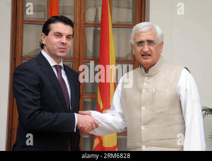 (131217) -- NUOVA DELHI, 17 dicembre 2013 (Xinhua) -- il ministro indiano degli affari esteri Salman Khurshid (R) stringe la mano al suo omologo macedone Nikola Poposki a nuova Delhi, India, 17 dicembre 2013. (Xinhua/Partha Sarkar) INDIA-NUOVA DELHI-MACEDONIA-VISIT PUBLICATIONxNOTxINxCHN New Delhi DEC 17 2013 XINHUA Indian External Affairs Minister Salman Khurshid r Shakes Hands with HIS Macedonian Part Nikola Poposki in New Delhi India DEC 17 2013 XINHUA Partha Sarkar India New Delhi Macedonia Visit PUBLICATIONNOTxINCHN Foto Stock