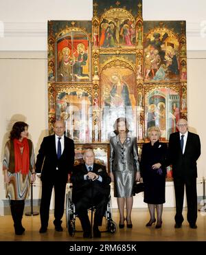 MADRID, 17 dicembre 2013 (Xinhua) - la regina Sofia (3rd R) di Spagna presiede la cerimonia di apertura di una nuova sala espositiva nel Museo del Prado di Madrid, Spagna, il 17 dicembre 2013. La nuova sala del Museo del Prado mostra, secondo la stampa locale, un certo numero di opere d'arte spagnole dal periodo romano al Rinascimento. (Xinhua/AGENCIAPUNTOPRESS) (zhf) SPAGNA-MADRID-SOCIETY-ROYALTIES PUBLICATIONxNOTxINxCHN Madrid DEC 17 2013 XINHUA Regina Sofia 3 r di Spagna presiede alla cerimonia di apertura di una nuova sala espositiva nel Museo del Prado di Madrid Spagna IL 17 dicembre 2013 la nuova sala nel Mus Foto Stock