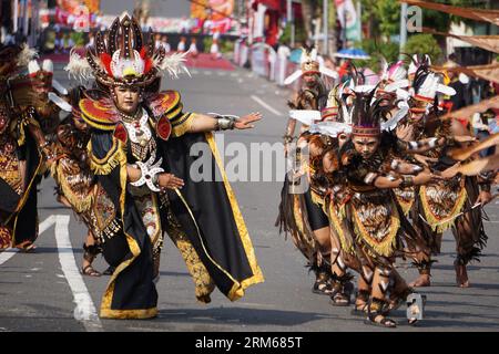 Danza Tobe dal sud di papua al BEN Carnival. Questa danza è stata usata per incoraggiare i soldati che andavano in guerra e ora è usata per accogliere gli ospiti Foto Stock