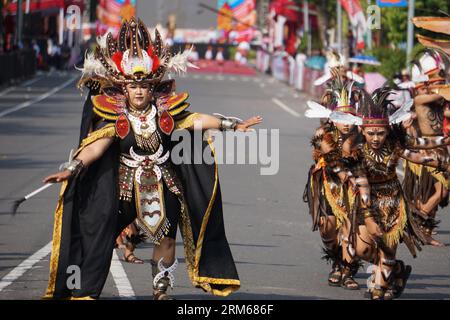 Danza Tobe dal sud di papua al BEN Carnival. Questa danza è stata usata per incoraggiare i soldati che andavano in guerra e ora è usata per accogliere gli ospiti Foto Stock