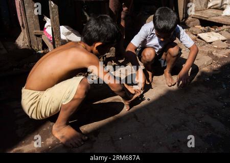 (131218) -- MUMBAI, 18 dicembre 2013 (Xinhua) -- i bambini giocano a terra in un vicolo nella zona slum di Mumbai, India, 18 dicembre 2013. (Xinhua/Zheng Huansong) INDIA-MUMBAI-SLUM AREA-LIFE PUBLICATIONxNOTxINxCHN Mumbai DEC 18 2013 XINHUA Children Play ON the Ground in to Alley nella Slum area di Mumbai India DEC 18 2013 XINHUA Zheng Huansong India Mumbai Slum area Life PUBLICATIONXNOTxINCHN Foto Stock