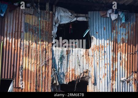 (131218) -- MUMBAI, 18 dicembre 2013 (Xinhua) -- Un uomo lavora in una sartoria nella zona slum di Mumbai, India, 18 dicembre 2013. (Xinhua/Zheng Huansong) INDIA-MUMBAI-SLUM AREA-LIFE PUBLICATIONxNOTxINxCHN Mumbai DEC 18 2013 XINHUA A Man Works AT a Tailor Shop in the Slum area of Mumbai India DEC 18 2013 XINHUA Zheng Huansong India Mumbai Slum area Life PUBLICATIONXNOTxINxCHN Foto Stock