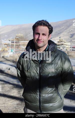 (131218) -- HUANGNAN, 17 dicembre 2013 (Xinhua) -- Andrew posa per una foto alla Second Minzu Middle School nella prefettura autonoma tibetana di Huangnan, provincia del Qinghai della Cina nordoccidentale, 17 dicembre 2013. Il 29enne Andrew Frankel dall'America ha sempre mostrato interesse per la cultura tibetana. Nel 2012, lasciò la sua città natale per il Qinghai e divenne insegnante a scuola. Oltre a insegnare lezioni di inglese, ha istituito un angolo di libri in inglese e un club cinematografico, creando una migliore atmosfera di studio dell'inglese per gli studenti locali. Mi piace stare con i miei studenti, Andrew ha detto che ha trovato i due anni Foto Stock