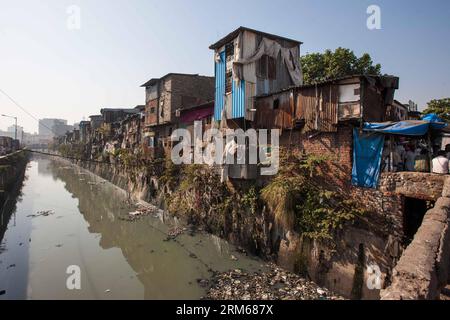 (131218) -- MUMBAI, 18 dicembre 2013 (Xinhua) -- Un'area di baraccopoli è vista a Mumbai, India, 18 dicembre 2013. (Xinhua/Zheng Huansong) INDIA-MUMBAI-SLUM AREA-LIFE PUBLICATIONxNOTxINxCHN Mumbai DEC 18 2013 XINHUA A Slum area IS Lakes in Mumbai India DEC 18 2013 XINHUA Zheng Huansong India Mumbai Slum area Life PUBLICATIONXNOTxINxCHN Foto Stock