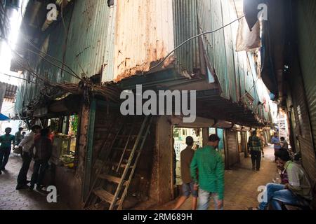 (131218) -- MUMBAI, 18 dicembre 2013 (Xinhua) -- le persone sono viste in un vicolo nella zona slum di Mumbai, India, 18 dicembre 2013. (Xinhua/Zheng Huansong) INDIA-MUMBAI-SLUM AREA-LIFE PUBLICATIONxNOTxINxCHN Mumbai DEC 18 2013 le celebrità di XINHUA sono Lakes in to Alley nella Slum area di Mumbai India DEC 18 2013 XINHUA Zheng Huansong India Mumbai Slum area Life PUBLICATIONXNOTxINCHN Foto Stock