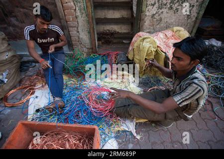 (131218) -- MUMBAI, 18 dicembre 2013 (Xinhua) -- la gente è vista impegnata con il lavoro in un vicolo nella zona slum di Mumbai, India, 18 dicembre 2013. (Xinhua/Zheng Huansong) INDIA-MUMBAI-SLUM AREA-LIFE PUBLICATIONxNOTxINxCHN Mumbai DEC 18 2013 le celebrità di XINHUA sono laghi impegnati a lavorare in Alley nella Slum area di Mumbai India DEC 18 2013 XINHUA Zheng Huansong India Mumbai Slum area Life PUBLICATIONXNOTxINxCHN Foto Stock