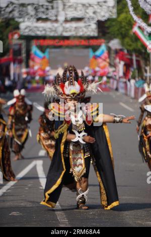 Danza Tobe dal sud di papua al BEN Carnival. Questa danza è stata usata per incoraggiare i soldati che andavano in guerra e ora è usata per accogliere gli ospiti Foto Stock