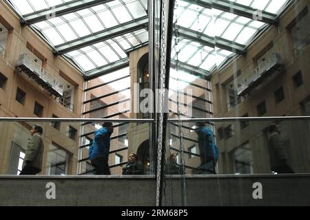 VANCOUVER, (Xinhua) -- la gente entra nella Vancouver Public Library del Canada che è stata classificata come la biblioteca pubblica numero uno al mondo dalla Heinrich Heine University Dusseldorf, 19 dicembre 2013. Hanno esaminato le biblioteche in 31 città in tutto il mondo e Vancouver è arrivata in cima. Chicago, San Francisco, Shanghai e Toronto erano anche tra i primi cinque. In fondo alla lista c'erano le biblioteche pubbliche di Francoforte, Londra e Dubai. (Xinhua/Sergei Bachlakov) (yc) CANADA-VANCOUVER-LIBRARY PUBLICATIONxNOTxINxCHN Vancouver XINHUA Celebrities entra nella Vancouver Public Library Thatch del Canada Foto Stock