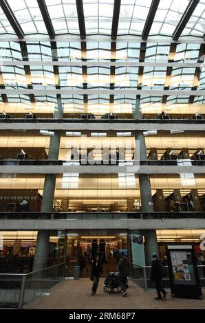 VANCOUVER, (Xinhua) -- la gente entra nella Vancouver Public Library del Canada che è stata classificata come la biblioteca pubblica numero uno al mondo dalla Heinrich Heine University Dusseldorf, 19 dicembre 2013. Hanno esaminato le biblioteche in 31 città in tutto il mondo e Vancouver è arrivata in cima. Chicago, San Francisco, Shanghai e Toronto erano anche tra i primi cinque. In fondo alla lista c'erano le biblioteche pubbliche di Francoforte, Londra e Dubai. (Xinhua/Sergei Bachlakov) (yc) CANADA-VANCOUVER-LIBRARY PUBLICATIONxNOTxINxCHN Vancouver XINHUA Celebrities entra nella Vancouver Public Library Thatch del Canada Foto Stock