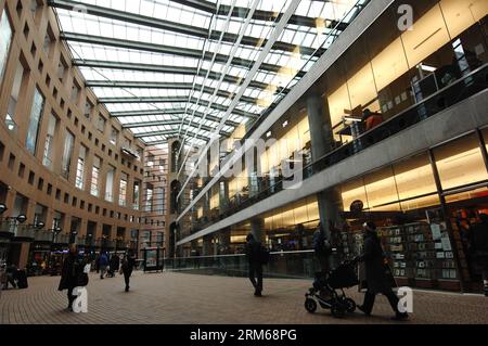 VANCOUVER, (Xinhua) -- la gente entra nella lobby della biblioteca pubblica canadese di Vancouver, classificata come la biblioteca pubblica numero uno al mondo dalla Germania S Heinrich Heine University Dusseldorf, 19 dicembre 2013. Hanno esaminato le biblioteche in 31 città in tutto il mondo e Vancouver è arrivata in cima. Chicago, San Francisco, Shanghai e Toronto erano anche tra i primi cinque. In fondo alla lista c'erano le biblioteche pubbliche di Francoforte, Londra e Dubai. (Xinhua/Sergei Bachlakov) (yc) CANADA-VANCOUVER-LIBRARY PUBLICATIONxNOTxINxCHN le celebrità di Vancouver XINHUA entrano nella lobby del Canada Vanco Foto Stock