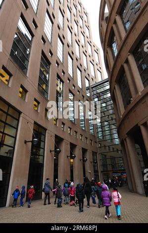 VANCOUVER, (Xinhua) -- la gente entra nella Vancouver Public Library del Canada che è stata classificata come la biblioteca pubblica numero uno al mondo dalla Heinrich Heine University Dusseldorf, 19 dicembre 2013. Hanno esaminato le biblioteche in 31 città in tutto il mondo e Vancouver è arrivata in cima. Chicago, San Francisco, Shanghai e Toronto erano anche tra i primi cinque. In fondo alla lista c'erano le biblioteche pubbliche di Francoforte, Londra e Dubai. (Xinhua/Sergei Bachlakov) (yc) CANADA-VANCOUVER-LIBRARY PUBLICATIONxNOTxINxCHN Vancouver XINHUA Celebrities entra nella Vancouver Public Library Thatch del Canada Foto Stock