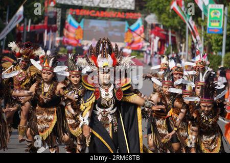 Danza Tobe dal sud di papua al BEN Carnival. Questa danza è stata usata per incoraggiare i soldati che andavano in guerra e ora è usata per accogliere gli ospiti Foto Stock