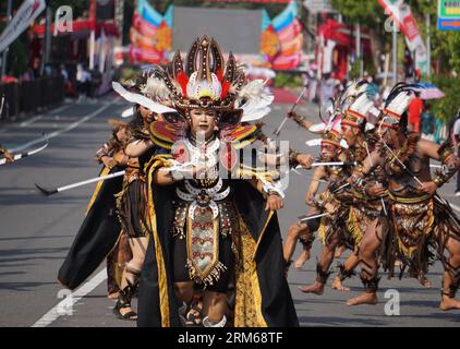 Danza Tobe dal sud di papua al BEN Carnival. Questa danza è stata usata per incoraggiare i soldati che andavano in guerra e ora è usata per accogliere gli ospiti Foto Stock