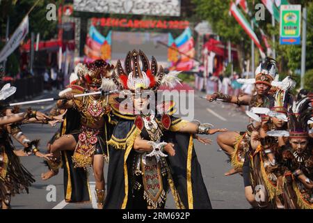 Danza Tobe dal sud di papua al BEN Carnival. Questa danza è stata usata per incoraggiare i soldati che andavano in guerra e ora è usata per accogliere gli ospiti Foto Stock