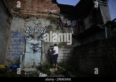 Un uomo dipinge murales in occasione del 24° anniversario dell'invasione statunitense di Panama, a Panama City, capitale di Panama, il 20 dicembre 2013. L'esercito degli Stati Uniti invase Panama il 20 dicembre 1989. (Xinhua/Mauricio Valenzuela) PANAMA-PANAMA CITY-US-SOCIETY-ANNIVERSARY-SERIE PUBLICATIONxNOTxINxCHN a Man Paints Murals che segna il 24 ° anniversario dell'invasione degli Stati Uniti di Panama a Panama City capitale di Panama IL 20 dicembre 2013 l'esercito degli Stati Uniti invase Panama IL 20 dicembre 1989 XINHUA Mauricio Valenzuela Panama City la società degli Stati Uniti Anniversary Series PUBLICATIONXNOTXINXCHN Foto Stock