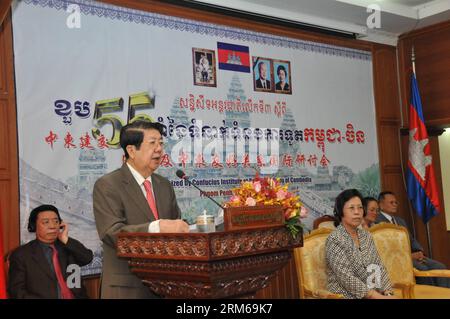 (131223) -- Phnom Penh, Dic 23, 2013 (Xinhua) -- cambogiano di vice primo ministro e ministro Gabinetto Sok An (L, anteriore) risolve la terza conferenza su il cinquantacinquesimo anniversario della Cambodia-China relazioni diplomatiche mentre Ambasciatore cinese in Cambogia Bu Jianguo (R, anteriore) ascoltando in Phnom Penh Cambogia, Dic 23, 2013. La 3a Conferenza su il cinquantacinquesimo anniversario della Cambodia-China relazioni diplomatiche è stato chiamato qui il lunedì, volta ad ampliarne tradizionale e cordiale dei legami tra i due paesi. Un giorno di forum, organizzato dall'Istituto Confucio presso la Reale Accademia di camma Foto Stock