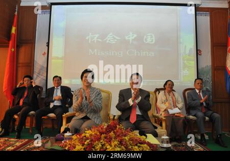 (131223) -- Phnom Penh, Dic 23, 2013 (Xinhua) -- cambogiano di vice primo ministro e ministro Gabinetto Sok An (R) anteriore e l'Ambasciatore cinese in Cambogia Bu Jianguo (L, anteriore) partecipare alla III Conferenza su il cinquantacinquesimo anniversario della Cambodia-China relazioni diplomatiche in Phnom Penh Cambogia, Dic 23, 2013. La 3a Conferenza su il cinquantacinquesimo anniversario della Cambodia-China relazioni diplomatiche è stato chiamato qui il lunedì, volta ad ampliarne tradizionale e cordiale dei legami tra i due paesi. Un giorno di forum, organizzato dall'Istituto Confucio presso l'accademia reale di Cambogia, è stato carta opaca Foto Stock