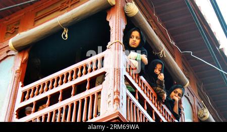 (131224) -- LAHORE, 24 dicembre 2013 (Xinhua) -- i musulmani sciiti pakistani in lutto partecipano a una processione religiosa nella Lahore del Pakistan orientale, il 24 dicembre 2013. Almeno quattro persone sono rimaste uccise e 30 feriti in tre bombardamenti contro musulmani sciiti nella città portuale pakistana di Karachi. Le esplosioni avvennero mentre gli sciiti osservavano il 40° giorno di lutto per il martirio di Hussain, nipote del profeta Mohammad. (Xinhua/Sajjad) PROCESSIONE PAKISTAN-LAHORE PUBLICATIONxNOTxINxCHN Lahore DEC 24 2013 XINHUA pakistana sciita musulmana Morne partecipa a una processione religiosa nel Pakistan orientale Foto Stock