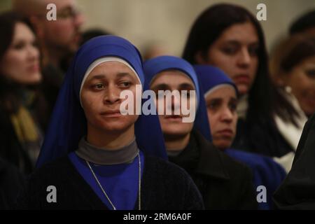 (131225) -- BETLEMME, 25 dicembre 2013 (Xinhua) -- i fedeli partecipano alla messa di mezzanotte di Natale guidata da Fouad Twal (non visto), Patriarca Latino di Gerusalemme, nella Chiesa di San Caterina, che è collegata alla Chiesa della Natività, nella città di Betlemme in Cisgiordania il 25 dicembre 2013. Migliaia di pellegrini cristiani si sono riuniti in Piazza della Mangiera di Betlemme per celebrare il Natale. (Xinhua/Pool/Musa al-Shaer) MIDEAST-BETLEMME-CHRISTMAS PUBLICATIONxNOTxINxCHN Betlemme DEC 25 2013 il culto di XINHUA partecipa alla messa di mezzanotte di Natale guidata dai laghi Fouad Twal Not il Patriarca Latino di Gerusalemme Foto Stock