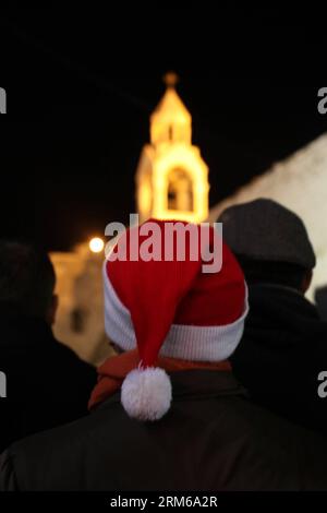 (131225) -- BETLEMME, 25 dicembre 2013 (Xinhua) -- le persone prendono parte a una celebrazione per il Natale nella città di Betlemme della Cisgiordania, il 25 dicembre 2013. (Xinhua/Luay Sababa) MIDEAST-BETLEMME-CHRISTMAS-CELEBRATION PUBLICATIONxNOTxINxCHN Betlemme DEC 25 2013 le celebrità di XINHUA prendono parte a una celebrazione per il Natale nella città di Betlemme sulla sponda OCCIDENTALE IL 25 2013 dicembre XINHUA Mideast Bethlehem Christmas Celebration PUBLICATIONTxINxCHN Foto Stock