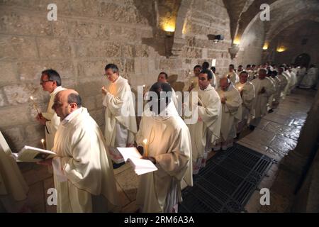 (131225) -- BETLEMME, 25 dicembre 2013 (Xinhua) -- i sacerdoti partecipano alla messa di mezzanotte di Natale guidata da Fouad Twal (non visto), Patriarca Latino di Gerusalemme, nella Chiesa di San Caterina, che è collegata alla Chiesa della Natività, nella città di Betlemme in Cisgiordania il 25 dicembre 2013. Migliaia di pellegrini cristiani si sono riuniti in Piazza della Mangiera di Betlemme per celebrare il Natale. (Xinhua/Pool/Musa al-Shaer) MIDEAST-BETLEMME-CHRISTMAS PUBLICATIONxNOTxINxCHN Betlemme DEC 25 2013 i sacerdoti di XINHUA partecipano alla messa di mezzanotte di Natale guidata dai laghi Fouad Twal Not il Patriarca Latino di Gerusalemme A. Foto Stock