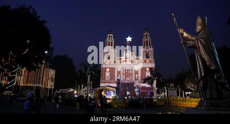 (131225) -- NUOVA DELHI, 25 dicembre 2013 (Xinhua) -- la Cattedrale dei Sacri cuori è illuminata la vigilia di Natale a nuova Delhi, India, 24 dicembre 2013. (Xinhua/Partha Sarkar) INDIA-NUOVA DELHI-VIGILIA DI NATALE PUBLICATIONxNOTxINxCHN New Delhi DEC 25 2013 la Cattedrale di XINHUA Sacred Hearts È illuminata LA vigilia di Natale a nuova Delhi India DEC 24 2013 XINHUA Partha Sarkar India nuova Delhi PUBLICATIONxNOTxINxCHN Foto Stock