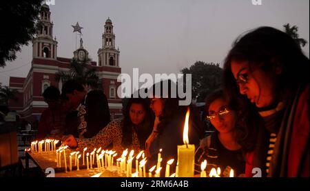 (131225) -- NEW DELHI, 25 dicembre 2013 (Xinhua) -- la gente accende le candele fuori dalla Cattedrale del Sacro cuore la vigilia di Natale a nuova Delhi, India, 24 dicembre 2013. (Xinhua/Partha Sarkar) INDIA-NUOVA DELHI-CHRISTMAS EVE PUBLICATIONxNOTxINxCHN New Delhi DEC 25 2013 XINHUA Celebrities Light Candles fuori dalla Cattedrale dei Sacri cuori LA vigilia di Natale a nuova Delhi India DEC 24 2013 XINHUA Partha Sarkar India New Delhi Christmas Eve PUBLICATIONxNOTxINxCHN Foto Stock