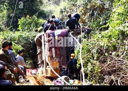 (131226) -- HANOI, 26 dicembre 2013 (Xinhua) -- i locali si riuniscono nel luogo in cui un autobus passeggeri è caduto da una collina nel distretto di Thuan Chau, provincia di Son la, Vietnam, 26 dicembre 2013. Tre persone sono rimaste uccise quando l'autobus è caduto da una collina nella provincia di la, figlio montagnoso settentrionale del Vietnam, giovedì mattina presto, ha riferito l'agenzia di stampa statale vietnamita VNA. (Xinhua/VNA) VIETNAM-SON LA-PASSEGGERO BUS-INCIDENTE PUBLICATIONxNOTxINxCHN Hanoi DEC 26 2013 la gente del posto di XINHUA si riunisce PRESSO il sito dove un autobus passeggeri si dirige verso il basso da una collina nel distretto di Thuan Chau Sun la Province Vietnam DEC 26 2013 Three Foto Stock