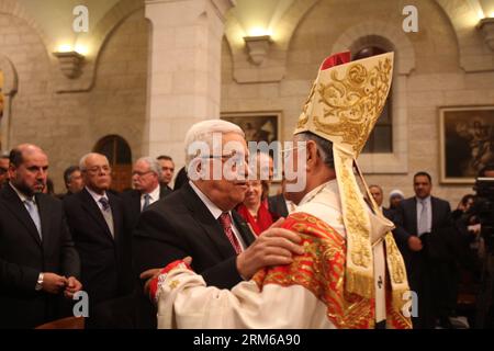 (131225) -- BETLEMME, 25 dicembre 2013 (Xinhua) -- il presidente palestinese Mahmoud Abbas (L, fronte) saluta Fouad Twal, Patriarca latino di Gerusalemme, durante la messa di mezzanotte di Natale nella Chiesa di San Caterina, che è collegata alla Chiesa della Natività, nella città di Betlemme in Cisgiordania il 25 dicembre 2013. Migliaia di pellegrini cristiani si sono riuniti in Piazza della Mangiera di Betlemme per celebrare il Natale. (Xinhua/Pool/Musa al-Shaer) MIDEAST-BETLEMME-CHRISTMAS PUBLICATIONxNOTxINxCHN Betlemme DEC 25 2013 XINHUA il Presidente PALESTINESE Mahmoud Abbas l Front saluta Fouad Twal il Patriarca latino Foto Stock