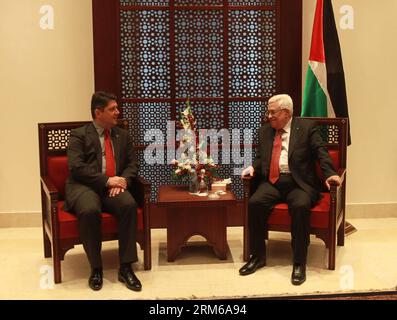 (131225) -- BETLEMME, 25 dicembre 2013 (Xinhua) -- il presidente palestinese Mahmoud Abbas (R) incontra il ministro degli Esteri rumeno Titus Corlatean (L) nella città di Betlemme in Cisgiordania, il 24 dicembre 2013. (Xinhua/Luay Sababa) PALESTINA-ABBAS-ROMANIAN FM-MEETING PUBLICATIONxNOTxINxCHN Betlemme DEC 25 2013 XINHUA il presidente PALESTINESE Mahmoud Abbas r incontra i ministri degli Esteri rumeni Tito l nella città di Betlemme IN CISGIORDANIA IL 24 dicembre 2013 XINHUA Palestina Abbas riunione della FM rumena PUBLICATIONTXINXCHN Foto Stock