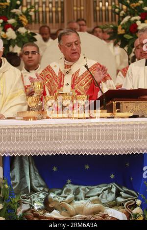 (131225) -- BETLEMME, 25 dicembre 2013 (Xinhua) -- Fouad Twal, Patriarca Latino di Gerusalemme, conduce la messa di mezzanotte di Natale nella Chiesa di San Caterina, che è collegata alla Chiesa della Natività, nella città di Betlemme in Cisgiordania il 25 dicembre 2013. Migliaia di pellegrini cristiani si sono riuniti in Piazza della Mangiera di Betlemme per celebrare il Natale. (Xinhua/Pool/Musa al-Shaer) MIDEAST-BETLEMME-CHRISTMAS PUBLICATIONxNOTxINxCHN Betlemme DEC 25 2013 XINHUA Fouad Twal il Patriarca Latino di Gerusalemme conduce la messa di mezzanotte di Natale nella Chiesa di Santa Caterina, COLLEGATA al CH Foto Stock