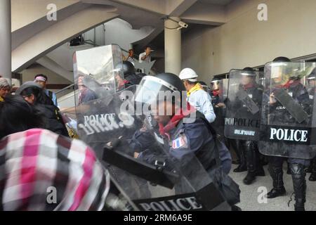 (131225) -- BANGKOK, 25 dicembre 2013 (Xinhua) -- i poliziotti reagiscono come manifestanti anti-governativi thailandesi tentano di interrompere la registrazione elettorale allo stadio giovanile Thai-Japan a Bangkok, Thailandia, 25 dicembre 2013. Il Premier thailandese Yingluck Shinawatra ha dichiarato mercoledì che presto istituirà un consiglio per le riforme del paese che inizierà a lavorare parallelamente alle prossime elezioni del 2 febbraio. (Rachen Sageamsak) (djj) THAILANDIA-BANGKOK-PROTESTA PUBLICATIONxNOTxINxCHN Bangkok DEC 25 2013 i poliziotti di XINHUA reagiscono come manifestanti anti del governo thailandese per interrompere la registrazione ELETTORALE PRESSO Thai Japan Y Foto Stock