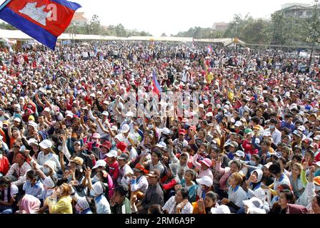 (131225) -- PHNOM PENH, 25 dicembre 2013 (Xinhua) -- le persone partecipano a una manifestazione al Freedom Park di Phnom Penh, Cambogia, 25 dicembre 2013. Si stima che 3.000 lavoratori dell'abbigliamento provenienti da varie fabbriche si siano radunati mercoledì al Freedom Park della capitale per protestare contro l'aumento dei salari bassi del 2014. (Xinhua/Sovannara) CAMBOGIA-PHNOM PENH-PROTESTA PUBLICATIONxNOTxINxCHN Phnom Penh DEC 25 2013 celebrità di XINHUA partecipano a un raduno AL Freedom Park di Phnom Penh Cambogia DEC 25 2013 per stimare 3 000 lavoratori dell'abbigliamento provenienti da varie fabbriche riuniti mercoledì AL Parco della libertà della capitale per protestare contro Foto Stock