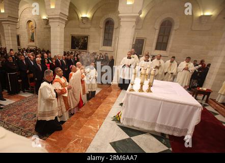 (131225) -- BETLEMME, 25 dicembre 2013 (Xinhua) -- Fouad Twal, Patriarca Latino di Gerusalemme, conduce la messa di mezzanotte di Natale nella Chiesa di San Caterina, che è collegata alla Chiesa della Natività, nella città di Betlemme in Cisgiordania il 25 dicembre 2013. Migliaia di pellegrini cristiani si sono riuniti in Piazza della Mangiera di Betlemme per celebrare il Natale. (Xinhua/Pool/Musa al-Shaer) MIDEAST-BETLEMME-CHRISTMAS PUBLICATIONxNOTxINxCHN Betlemme DEC 25 2013 XINHUA Fouad Twal il Patriarca Latino di Gerusalemme conduce la messa di mezzanotte di Natale nella Chiesa di Santa Caterina, COLLEGATA al CH Foto Stock