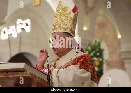 (131225) -- BETLEMME, 25 dicembre 2013 (Xinhua) -- Fouad Twal, Patriarca Latino di Gerusalemme, conduce la messa di mezzanotte di Natale nella Chiesa di San Caterina, che è collegata alla Chiesa della Natività, nella città di Betlemme in Cisgiordania il 25 dicembre 2013. Migliaia di pellegrini cristiani si sono riuniti in Piazza della Mangiera di Betlemme per celebrare il Natale. (Xinhua/Pool/Musa al-Shaer) MIDEAST-BETLEMME-CHRISTMAS PUBLICATIONxNOTxINxCHN Betlemme DEC 25 2013 XINHUA Fouad Twal il Patriarca Latino di Gerusalemme conduce la messa di mezzanotte di Natale nella Chiesa di Santa Caterina, COLLEGATA al CH Foto Stock