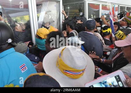 (131225) -- BANGKOK, 25 dicembre 2013 (Xinhua) -- i manifestanti anti anti-governativi thailandesi tentano di interrompere la registrazione elettorale allo stadio giovanile Thai-Japan a Bangkok, Thailandia, 25 dicembre 2013. Il Premier thailandese Yingluck Shinawatra ha dichiarato mercoledì che presto istituirà un consiglio per le riforme del paese che inizierà a lavorare parallelamente alle prossime elezioni del 2 febbraio. (Rachen Sageamsak) (djj) THAILANDIA-BANGKOK-PROTESTA PUBLICATIONxNOTxINxCHN Bangkok DEC 25 2013 manifestanti anti-governativi XINHUA Thai per interrompere la registrazione ELETTORALE ALLO stadio giovanile del Giappone tailandese a Bangkok DEC Foto Stock
