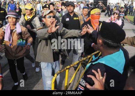(131225) -- BANGKOK, 25 dicembre 2013 (Xinhua) -- i poliziotti affrontano i manifestanti anti-governativi thailandesi mentre tentano di interrompere la registrazione elettorale allo stadio giovanile Thai-Japan a Bangkok, Thailandia, 25 dicembre 2013. Il Premier thailandese Yingluck Shinawatra ha dichiarato mercoledì che presto istituirà un consiglio per le riforme del paese che inizierà a lavorare parallelamente alle prossime elezioni del 2 febbraio. (Rachen Sageamsak) (djj) THAILANDIA-BANGKOK-PROTESTA PUBLICATIONxNOTxINxCHN Bangkok DEC 25 2013 i poliziotti di XINHUA si confrontano con i manifestanti anti del governo thailandese per interrompere la registrazione ELETTORALE Foto Stock