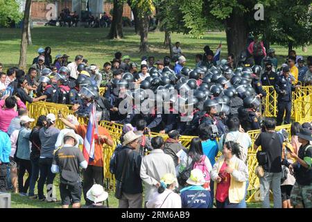 (131225) -- BANGKOK, 25 dicembre 2013 (Xinhua) -- i poliziotti affrontano i manifestanti anti-governativi thailandesi mentre tentano di interrompere la registrazione elettorale allo stadio giovanile Thai-Japan a Bangkok, Thailandia, 25 dicembre 2013. Il Premier thailandese Yingluck Shinawatra ha dichiarato mercoledì che presto istituirà un consiglio per le riforme del paese che inizierà a lavorare parallelamente alle prossime elezioni del 2 febbraio. (Rachen Sageamsak) (djj) THAILANDIA-BANGKOK-PROTESTA PUBLICATIONxNOTxINxCHN Bangkok DEC 25 2013 i poliziotti di XINHUA si confrontano con i manifestanti anti del governo thailandese per interrompere la registrazione ELETTORALE Foto Stock