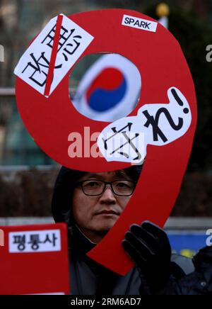 (131227) - SEOUL, 27 dicembre 2013. (Xinhua) -- Un manifestante sudcoreano partecipa a una manifestazione anti-Giappone di fronte alla residenza dell'ambasciatrice giapponese a Seul, Corea del Sud, 27 dicembre 2013. Giovedì il governo sudcoreano ha denunciato ufficialmente la visita del primo ministro giapponese Shinzo Abe al Santuario Yasukuni, ha riferito l'agenzia di stampa Yonhap. (Xinhua/Park Jin-hee) COREA DEL SUD-SEUL-PROTESTA PUBLICATIONxNOTxINxCHN Seul DEC 27 2013 XINHUA una sudcoreana partecipa al raduno anti-Giappone di fronte alla residenza del giapponese a Seul Corea del Sud DEC 27 2013 il governo sudcoreano Foto Stock