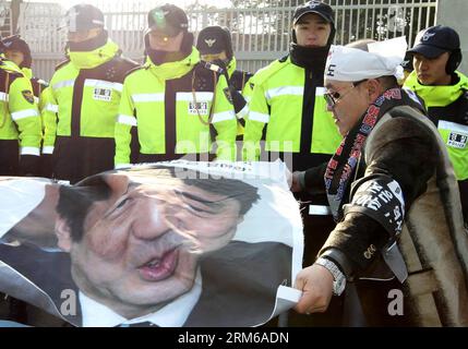 (131227) - SEOUL, 27 dicembre 2013. (Xinhua) -- Un manifestante sudcoreano partecipa a una manifestazione anti-Giappone di fronte alla residenza dell'ambasciatrice giapponese a Seul, Corea del Sud, 27 dicembre 2013. Giovedì il governo sudcoreano ha denunciato ufficialmente la visita del primo ministro giapponese Shinzo Abe al Santuario Yasukuni, ha riferito l'agenzia di stampa Yonhap. (Xinhua/Park Jin-hee) COREA DEL SUD-SEUL-PROTESTA PUBLICATIONxNOTxINxCHN Seul DEC 27 2013 XINHUA una sudcoreana partecipa al raduno anti-Giappone di fronte alla residenza del giapponese a Seul Corea del Sud DEC 27 2013 il governo sudcoreano Foto Stock