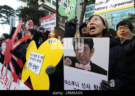 (131227) - SEOUL, 27 dicembre 2013. (Xinhua) - i manifestanti sudcoreani partecipano a una manifestazione anti-Giappone di fronte alla residenza dell'ambasciatrice giapponese a Seul, Corea del Sud, 27 dicembre 2013. Giovedì il governo sudcoreano ha denunciato ufficialmente la visita del primo ministro giapponese Shinzo Abe al Santuario Yasukuni, ha riferito l'agenzia di stampa Yonhap. (Xinhua/Park Jin-hee) COREA DEL SUD-SEOUL-PROTESTA PUBLICATIONxNOTxINxCHN Seoul DEC 27 2013 i manifestanti sudcoreani XINHUA partecipano al raduno anti-Giappone di fronte alla residenza del giapponese a Seoul Corea del Sud DEC 27 2013 The South Korean Gover Foto Stock