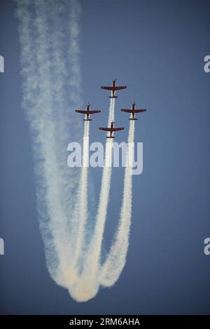 (131227) -- BE ER SHEVA (ISRAELE), 27 dicembre 2013 (Xinhua) -- quattro Beechcraft T-6 Texan IIS della squadra dimostrativa di volo acrobatico dell'Aeronautica israeliana eseguono un loop di formazione durante la laurea del pilota di classe 167th dell'Aeronautica militare israeliana presso la base aerea di Hatzerim a Be er Sheva, nel sud di Israele, il 26 dicembre 2013. L'Aeronautica militare israeliana ha accolto nei suoi ranghi un nuovo gruppo di piloti, con le leadership politiche e militari del paese a disposizione per congratularsi qui giovedì. (Xinhua/IDF/Judah Ari Gross) ISRAEL-BE ER SHEVA-HATZERIM AIR BASE-IAF-PILOT-GRADUATION PUBLICATIONxNOTxINxCHN Be HE Foto Stock