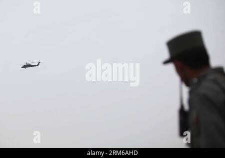 (131227) -- KABUL, 27 dicembre 2013 (Xinhua) -- Un elicottero militare vola sul sito dell'attentato suicida avvenuto a Kabul, Afghanistan, il 27 dicembre 2013. Tre soldati delle forze della coalizione ISAF guidate dalla NATO sono stati uccisi in un attentato suicida nella capitale afghana di Kabul venerdì, confermato dalle forze della coalizione. (Xinhua/Ahmad Massoud) AFGHANISTAN-KABUL-NATO-CAR BOMBING PUBLICATIONxNOTxINxCHN Kabul DEC 27 2013 XINHUA un elicottero militare VOLA sul sito dell'attentato con auto suicida a Kabul Afghanistan IL 27 2013 dicembre tre soldati delle forze di coalizione ISAF a LED della NATO sono stati UCCISI in un sui Foto Stock